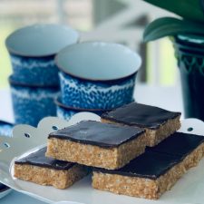 Jordnötsrutor med Rice Krispies