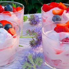 Len sommaryoghurt med färska bär