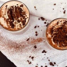 Varm chokladmjölk med grädde