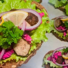 Köttbullemacka med rödbetssallad - kanel och muscovadosocker.