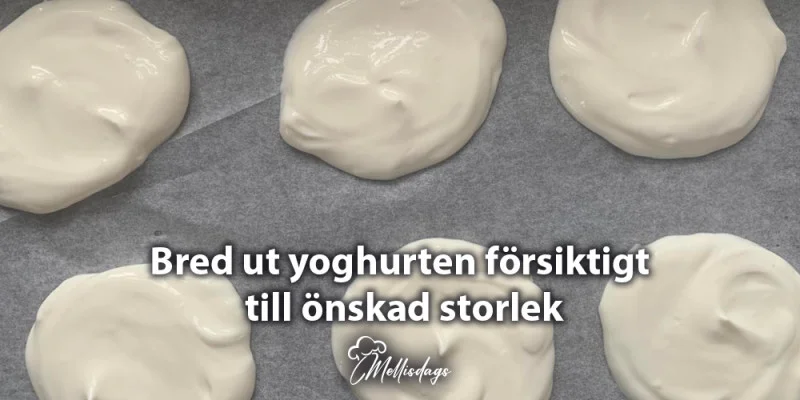 Bred ut yoghurten forsiktigt till onskad storlek