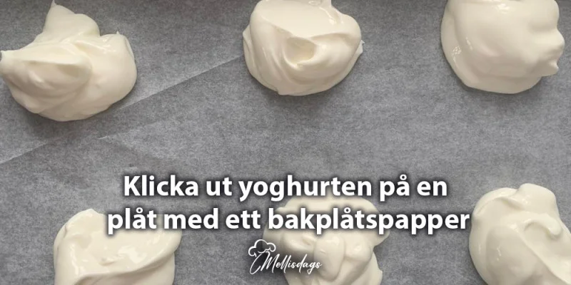 Klicka ut yoghurten pa en plat med bakplatspapper