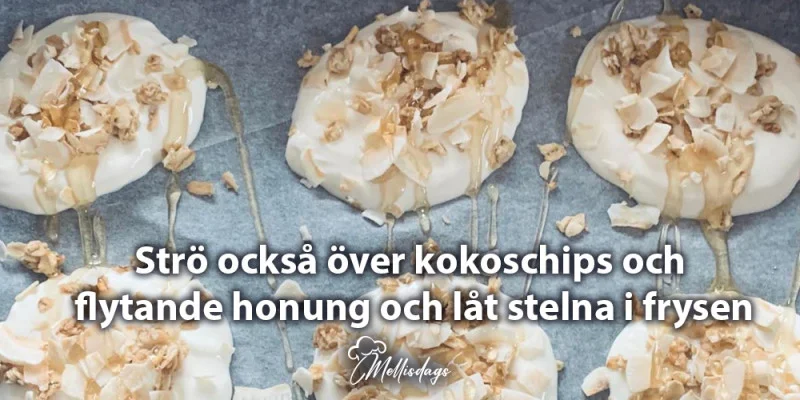 Stro ocksa over kokoschips och honung och lat stelna i frysen