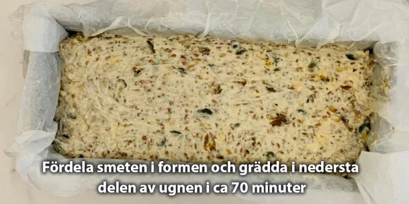 Fordela smeten i formen och gradda i nedersta