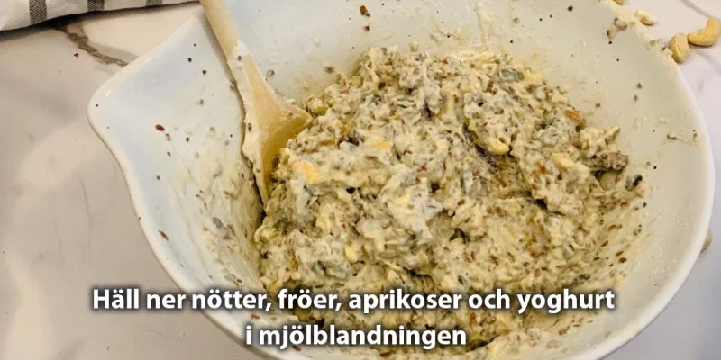 Hall ner notter froer aprikoser och yoghurt