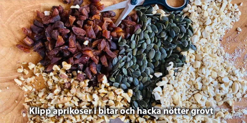 Klipp aprikoser i bitar och hacka notter grovt