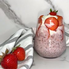 Krämig overnight oats med jordgubbssmak