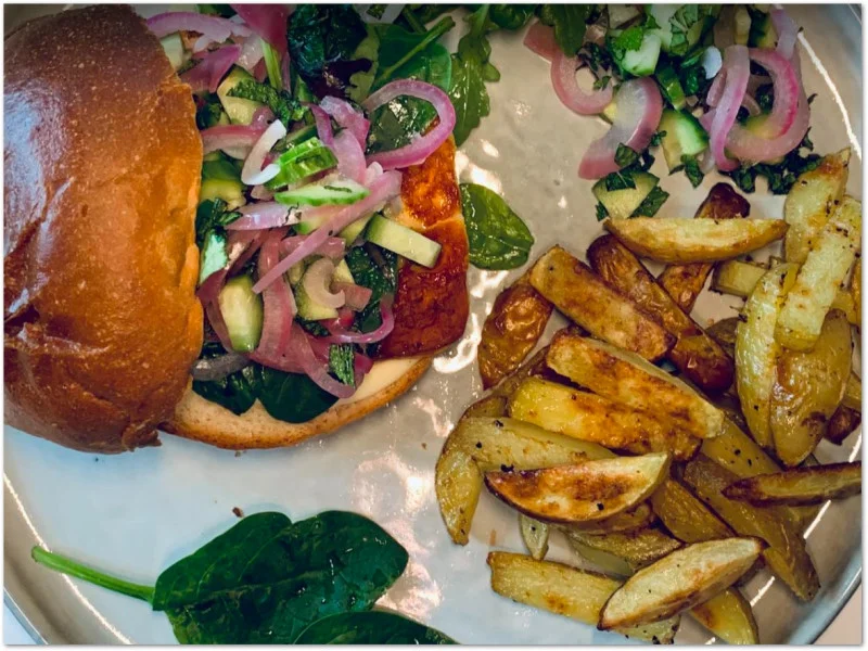 Fardig vegetarisk hamburgare pa tallrik