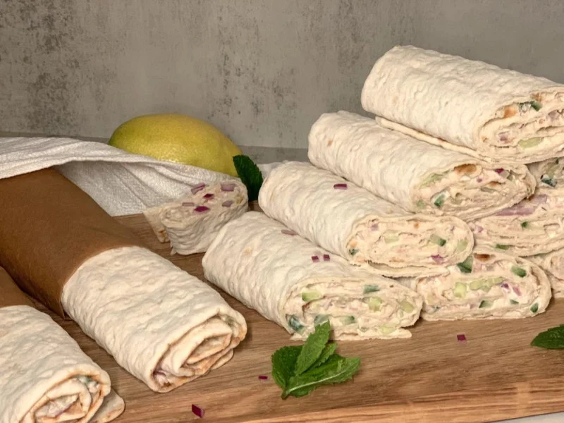 Tunnbrodsrullar pa rad med citron i bakgrunden