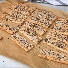 Knäckesticks med frön och flingsalt