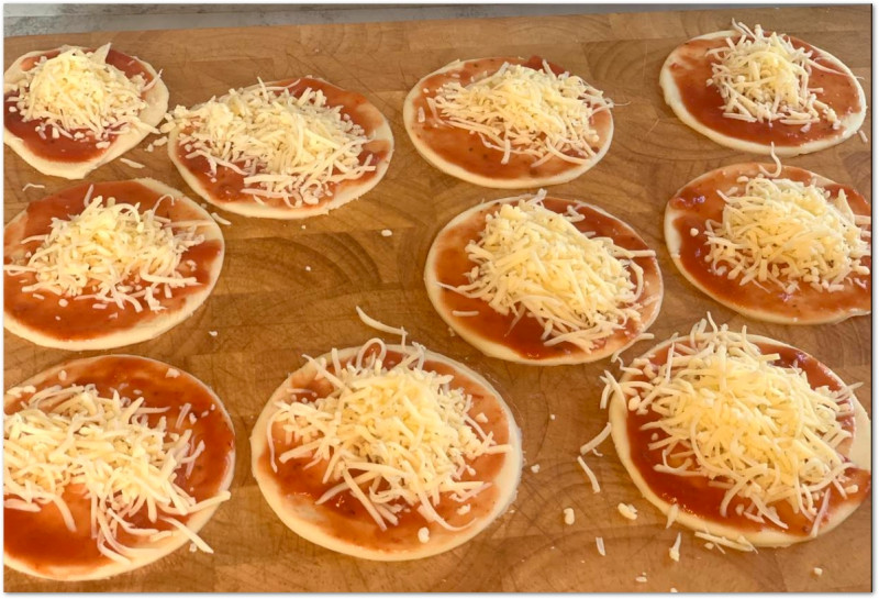 Fordela osten over tomatsasen