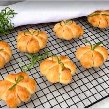 Minipizzor: Formade som pumpor