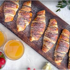 Enkla croissanter med nötkrämsfyllning