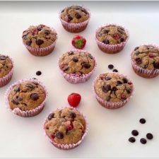 Mellismuffins med jordgubbar och choklad