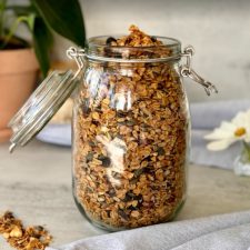 Krispig granola med nötter och russin